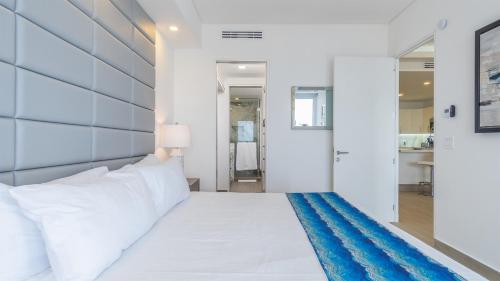 Postel nebo postele na pokoji v ubytování All About The Beach!! 1 bedroom condo at Encantame Towers W503