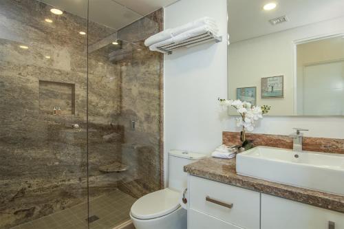 Ένα μπάνιο στο Marvelous 2 bedroom condo Encantame Towers Verano 604