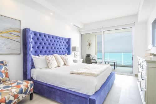 Ένα ή περισσότερα κρεβάτια σε δωμάτιο στο Marvelous 2 bedroom condo Encantame Towers Verano 604