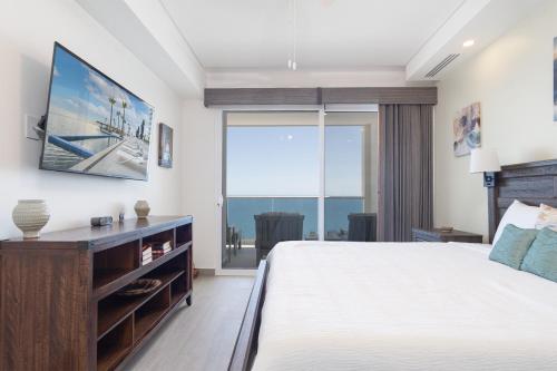 Postel nebo postele na pokoji v ubytování Splash in The New Lazy River and Sleep In Luxury Encantame Towers C 1204