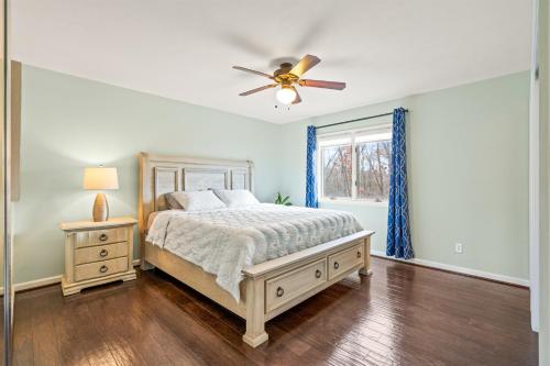 a bedroom with a bed and a ceiling fan at Cozy Mountain Song- Massanutten Mountain in Hopkins Spring