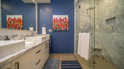 a bathroom with two sinks and a shower at Encantame Towers Verano 1401 in Playa Encanto