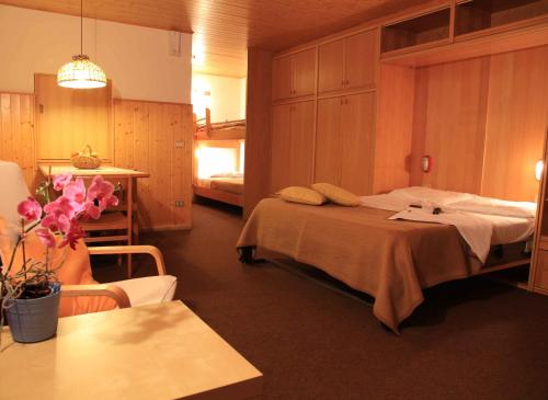 - une chambre avec un lit et une chambre avec une table dans l'établissement Residence Prada, à Vason