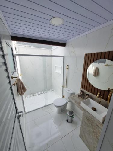 une salle de bains avec douche, toilettes et lavabo dans l'établissement Cabana da Praia, à Rio Grande