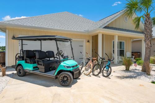 ポート・セント・ジョーにあるSunkissed Paradiseの家の前に停められたゴルフカート