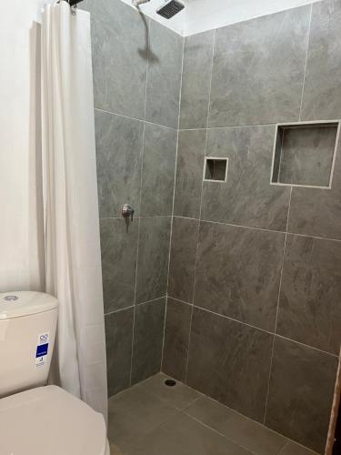 CoveñitasにあるIsla Rosa Coveñas - Alojamientoのバスルーム(シャワー、トイレ付)