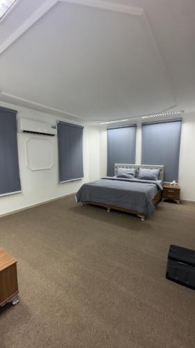 Ένα ή περισσότερα κρεβάτια σε δωμάτιο στο Luxury Rooms in Al Mouj Street - Excellent Location غرف فندقية راقية في شارع الموج - موقع مميز