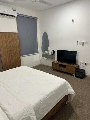 Μια τηλεόραση ή/και κέντρο ψυχαγωγίας στο Luxury Rooms in Al Mouj Street - Excellent Location غرف فندقية راقية في شارع الموج - موقع مميز