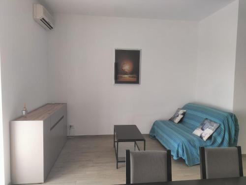 a room with a bed and a table with chairs at Appartamento Muscatel in Piobesi dʼAlba