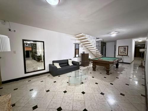 Η αίθουσα παιχνιδιών του Estudio confortable para 3 mas piscina compartida