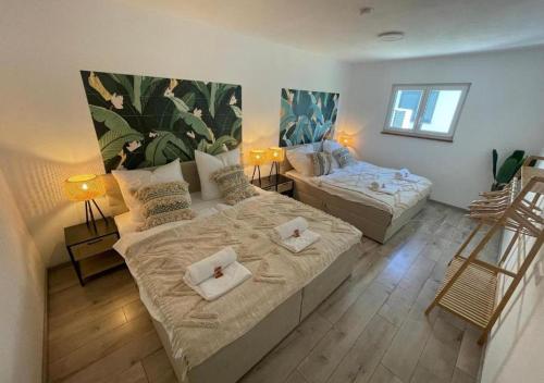 Un dormitorio con 2 camas y una escalera. en Mountain Apartments Leutkirch, en Leutkirch im Allgäu
