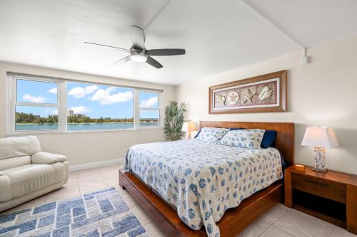 une chambre avec un lit et un ventilateur de plafond dans l'établissement 2 Bedroom Beachfront Condo on Clearwater Beach, à Clearwater Beach