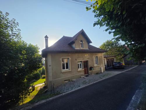 a small house on the side of a road at appartement 1 à 4 personnes La maison du Belvédère in Maîche