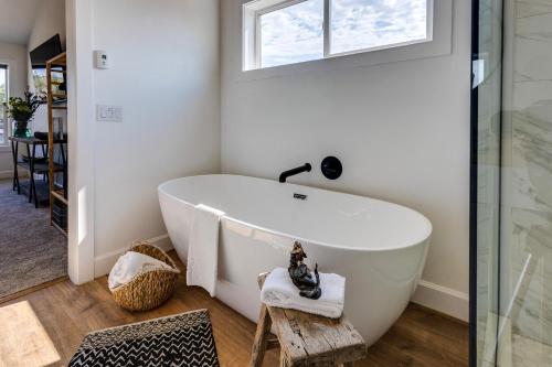 Fotografie z fotogalerie ubytování Close to Ocean Beaches, Hot Tub! Fire Pit! Dog Friendly! Seas the Moment v destinaci Wakonda Beach