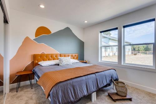 Postel nebo postele na pokoji v ubytování Close to Ocean Beaches, Hot Tub! Fire Pit! Dog Friendly! Seas the Moment