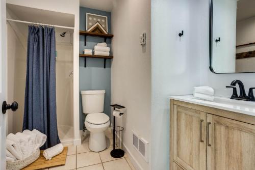 Ocean Front with Spectacular Views! 2 Bedroom, 2 Bath! Seal Rock Cottage! في Seal Rocks: حمام مع مرحاض ومغسلة ومرآة