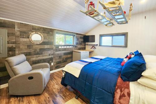 Ένα ή περισσότερα κρεβάτια σε δωμάτιο στο Bayfront Home! Walk to Everything! Hot Tub! Salty Siren