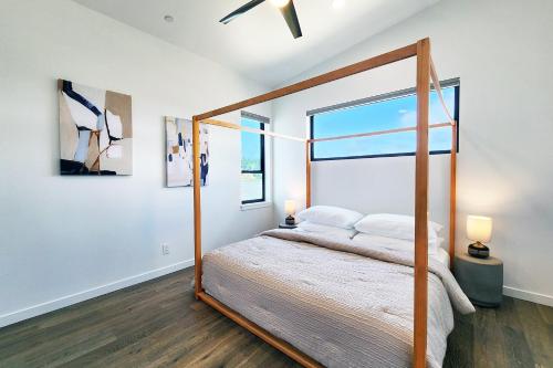 Postel nebo postele na pokoji v ubytování New Townhouse! Hot Tub! Dog Friendly! Salt and Stone