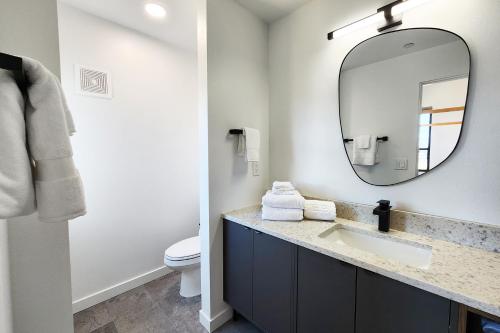 Koupelna v ubytování New Townhouse! Hot Tub! Dog Friendly! Salt and Stone