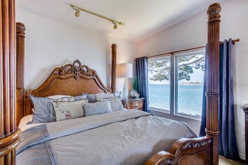 Postel nebo postele na pokoji v ubytování Fish From Your Back Yard! Ocean & Bay View! Hot Tub! Red Door House