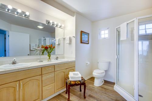 Koupelna v ubytování Fish From Your Back Yard! Ocean & Bay View! Hot Tub! Red Door House