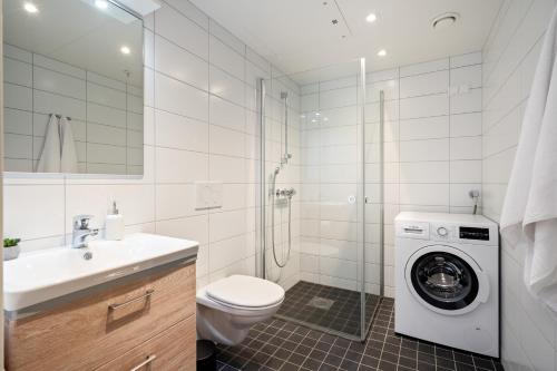 Ένα μπάνιο στο Aurora City Center Suite - City & Mountain View