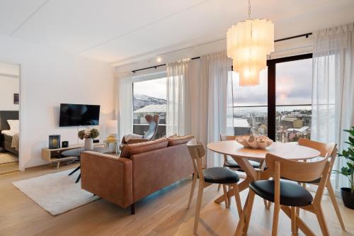 Μια τηλεόραση ή/και κέντρο ψυχαγωγίας στο Aurora City Center Suite - City & Mountain View