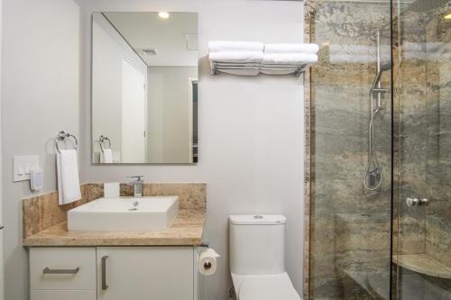 Et badeværelse på Awesome 3 bedroom condo Encantame Tower E 1001