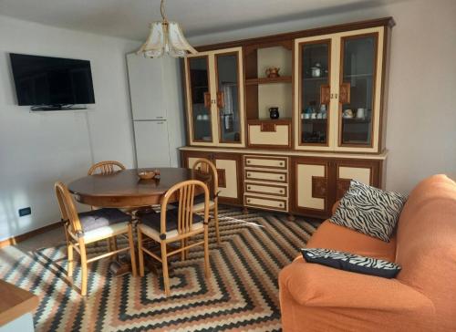 Una sala de estar con una mesa y un comedor. en Cà Giaculn, 