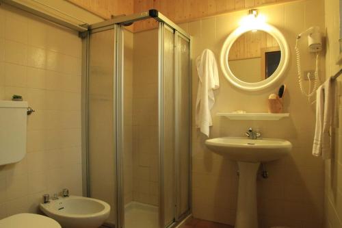 ヴァソンにあるResidence Pradaのバスルーム(シャワー、シンク、鏡付)