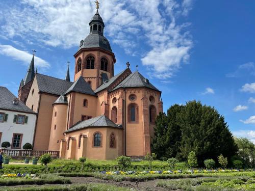 a large church with a tower on top of it at Skylineblick Doppelzimmer in Seligenstadt