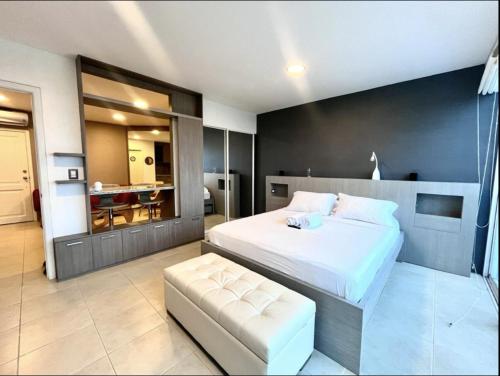 a bedroom with a large white bed and a chair at Suite Exclusiva detrás del Decameron Punta Centinela 9F in Punta Blanca