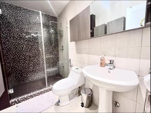 a bathroom with a shower and a toilet and a sink at Suite Exclusiva detrás del Decameron Punta Centinela 9F in Punta Blanca