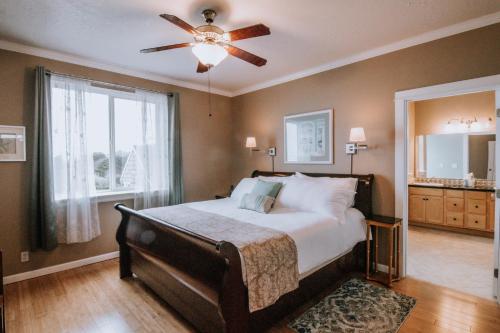 Un dormitorio con una cama grande con ventilador de techo. en Fabulous Ocean Views! Miles of Sandy Beach! OurSandCastle, en San Marine