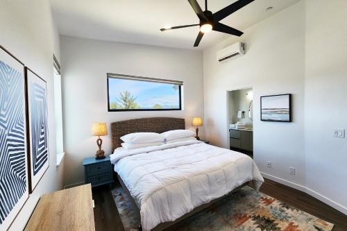 Postel nebo postele na pokoji v ubytování New Townhouse! Hot Tub! Dog Friendly! Short Walk to the Beach! Rainshadow Retreat