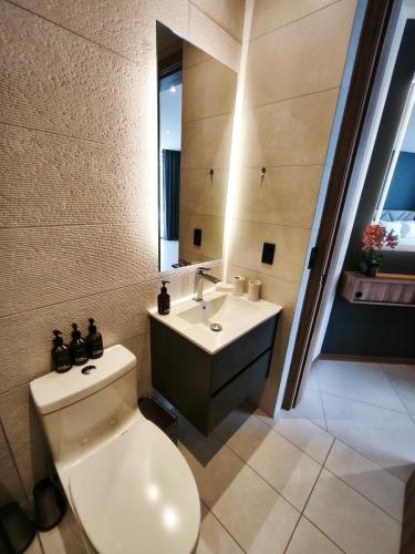 a bathroom with a toilet and a sink and a mirror at Harmony Coliving Ecuador Pool Carolina Park Quito in Quito