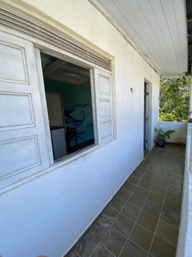 um quarto com uma janela do lado de uma casa em Apto Centro Pipa em Pipa