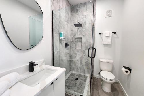 Koupelna v ubytování New Townhome! Hot Tub! Dog Friendly! Short Walk to Beach! Northern Lights