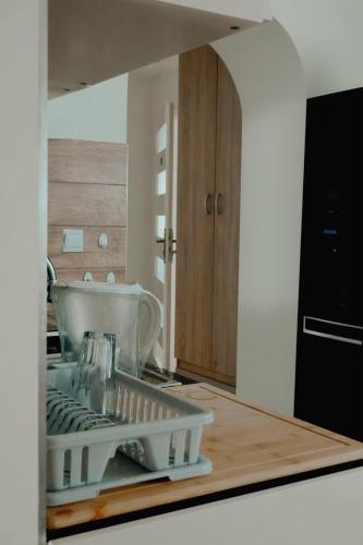 a kitchen with a strainer on a counter top at Mazurski Relaks Ełk in Ełk