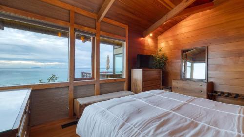 Postel nebo postele na pokoji v ubytování Oceanfront Home w Outdoor Dining 2 Firepits Steps to Beach Salish Sea Escape by AvantStay