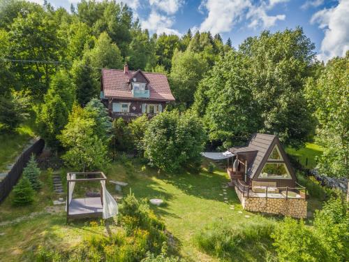 an aerial view of a house in the woods at Alemiło mini - domek z balią i widokiem na Babią Górę in Zawoja