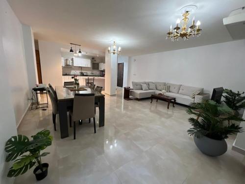 Bright Apt w Garden Near Food Ct