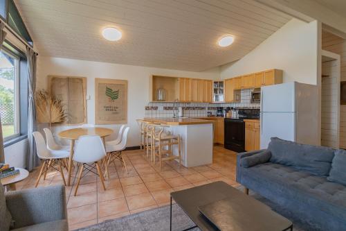 ein Wohnzimmer mit Couch und Küche in der Unterkunft Mackenzie Beach Resort in Tofino