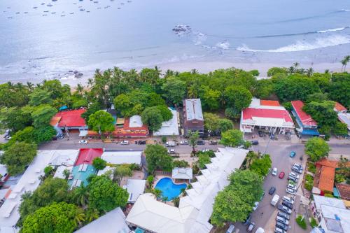 una vista aérea de una ciudad junto a la playa en Hotel Mar Rey, en Tamarindo