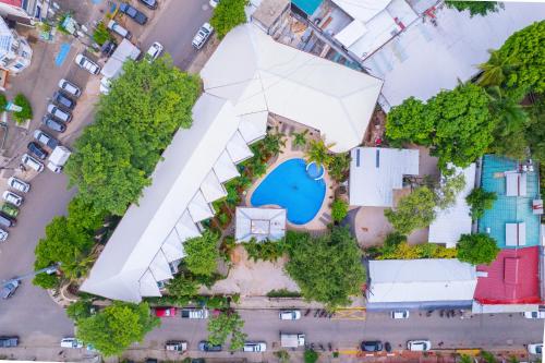 una vista aérea de un edificio blanco con piscina en Hotel Mar Rey, en Tamarindo
