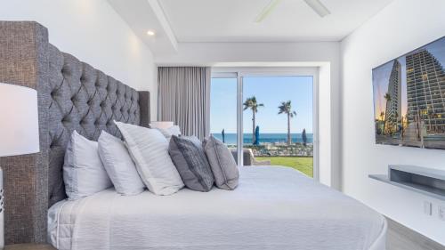 ein Schlafzimmer mit großem Bett und Blick auf das Meer in der Unterkunft New and Amazing 3 bedroom Ground Floor Corner Beach Front Encantame C-101 in Playa Encanto