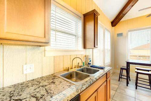 una cocina con fregadero y encimera en Amazing Gulf Views Steps to Beach Family Fun, en Crystal Beach