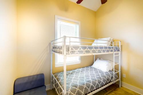 1 dormitorio con literas en una habitación con ventana en Amazing Gulf Views Steps to Beach Family Fun, en Crystal Beach