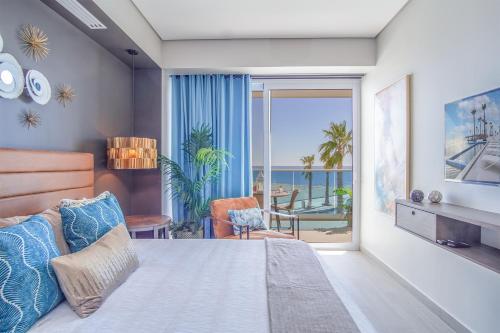 ein Schlafzimmer mit Bett und Blick auf das Meer in der Unterkunft Stunning 1 bedroom condominium (Encantame Verano 203) in Playa Encanto