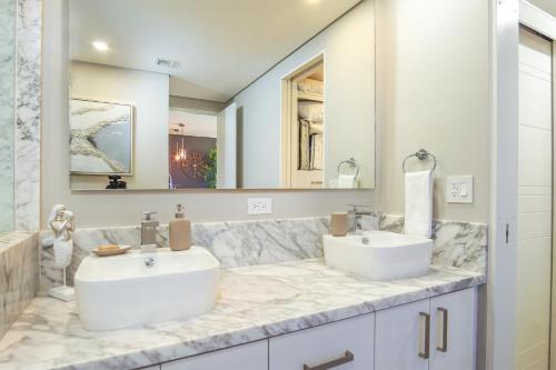 ein Badezimmer mit zwei Waschbecken und einem großen Spiegel in der Unterkunft Stunning 1 bedroom condominium (Encantame Verano 203) in Playa Encanto
